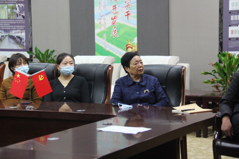 王银香董事长和村企党员收看中国共产党“二十大”开幕式